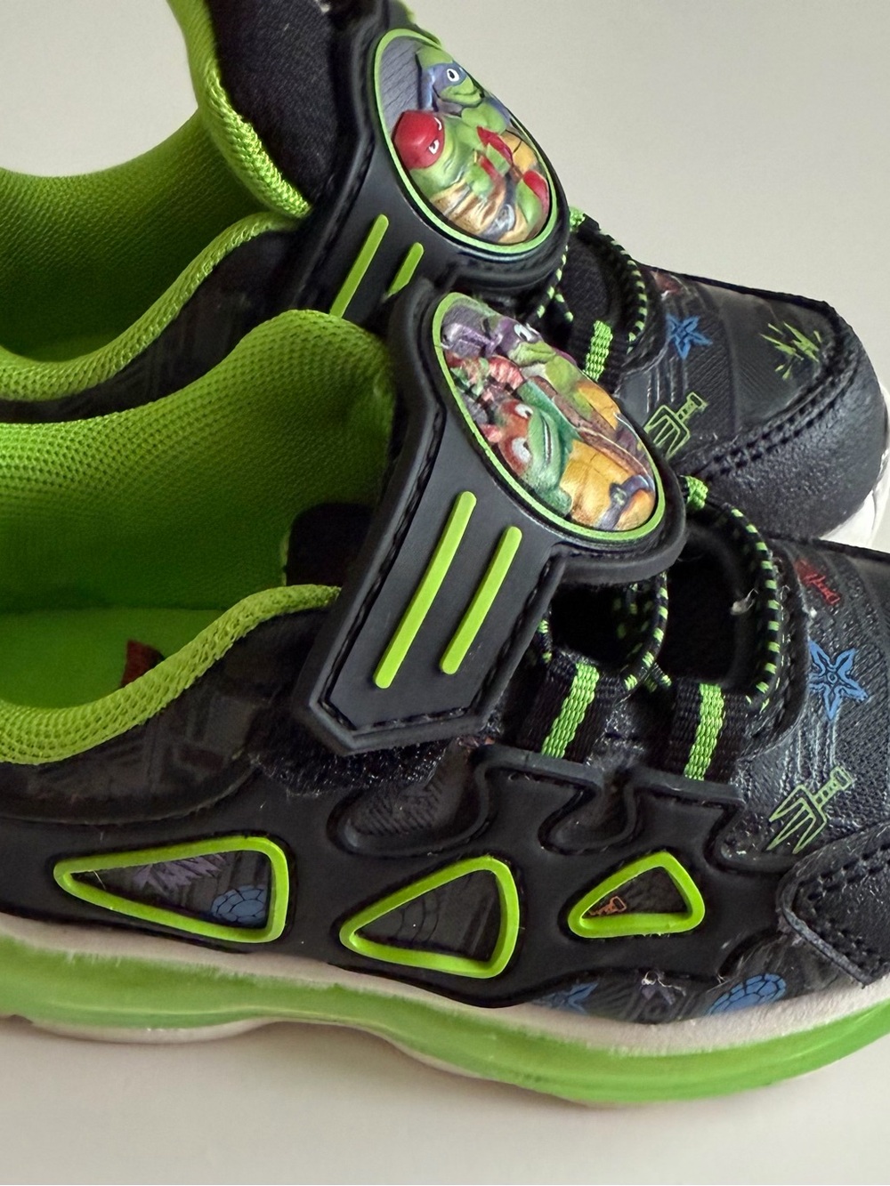 Kids Black & Neon Green Ninja Turtles Light-Up Sneakers Toddler 6 - Picture 5 of 9